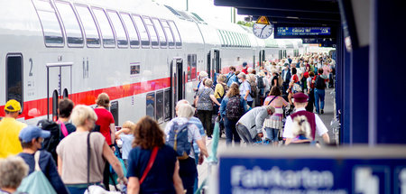 Fahrgastansturm durch Neun-Euro-Ticket trifft auf ohnehin überfo...
