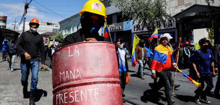 Selbstschutz: Regierungsgegner protestieren in Quito (30.6.2022)
