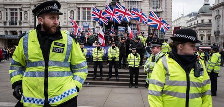 Polizisten wachen über die »Britain first«-Demonstration in Lond...