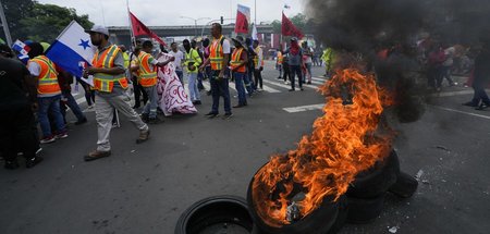 Demonstranten blockieren am Mittwoch die Straßen vor der Nationa...