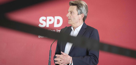 Rolf Mützenich bei einer Pressekonferenz im Bundestag (Berlin, 2...