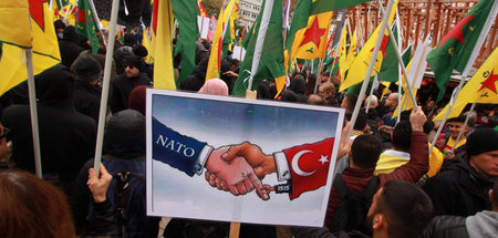 Protest gegen NATO-Rückendeckung für türkische Angriffskriege au...