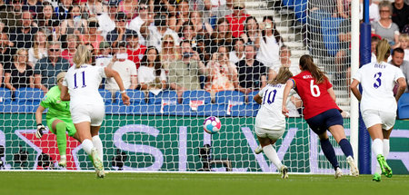 England trifft per Elfmeter zum 1:0 im Vorrundenspiel gegen Norw...