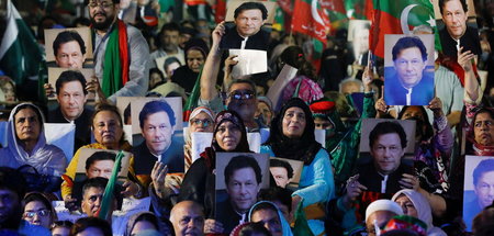 Anhänger der Pakistan Tehreek-e-Insaf während einer Rede des Par...