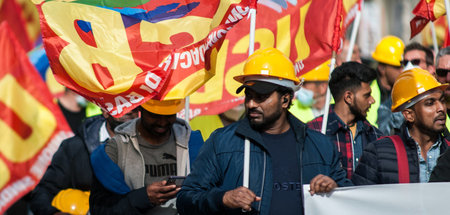 Arbeiter und Studenten demonstrieren mit USB-Fahnen gegen die ho...