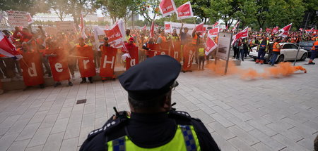 Vor der Zwangsfriedenspflicht: Pyro vor Hapag-Lloyd-Zentrale am ...