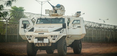 Ein gepanzertes Fahrzeug der Vereinten Nationen sichert das Minu