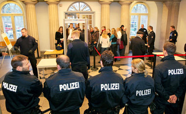 Rocker, Neonazis und Polizisten prägten am Montag die Szene im K... Rocker, Neonazis und Polizisten prägten am Montag die Szene im K...