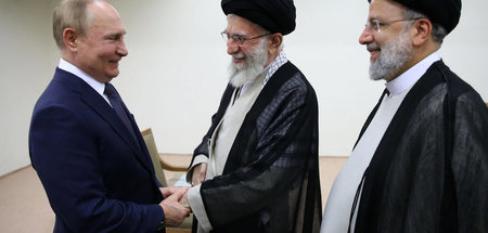 Inniger Händedruck: Wladimir Putin mit Ajatollah Ali Khamenei (M...