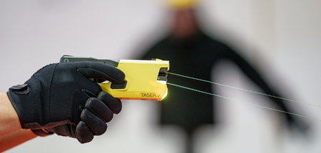 Unter Umständen lebensgefährlich: Taser der Landespolizei Schles...