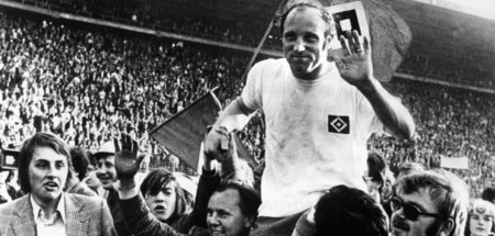 Uwe Seeler wird nach seinem Abschiedsspiel im Volksparkstadion a...