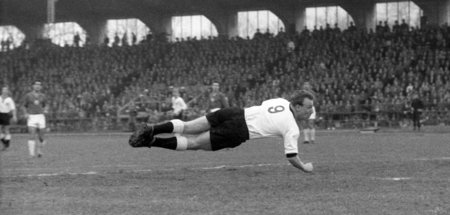 Uwe Seeler in Aktion beim Freundschaftsspiel der DFB-Auswahl geg...