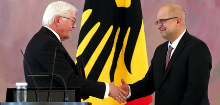 Bundespräsident Frank-Walter Steinmeier (l.) ernennt Heinrich Am...
