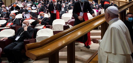Papst Franziskus (r.) auf dem Eröffnungstreffen zum »Synodalen W...