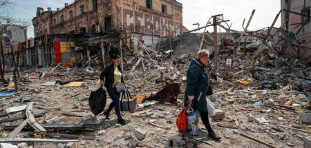 Zivilisten in den Trümmern der zerstörten Stadt Mariupol (10.4.2...