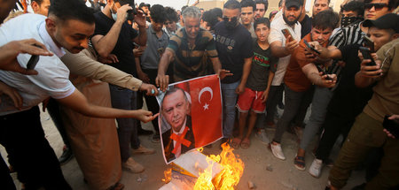 Proteste wegen der Angriffe auf Kurden vor dem türkischen Konsul...