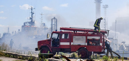 Löscharbeiten nach dem Angriff: Der Hafen von Odessa am Sonnaben...