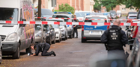 Ich glaube, ich hab’ was: Polizisten untersuchen die Kriminalitä... Ich glaube, ich hab’ was: Polizisten untersuchen die Kriminalitä...