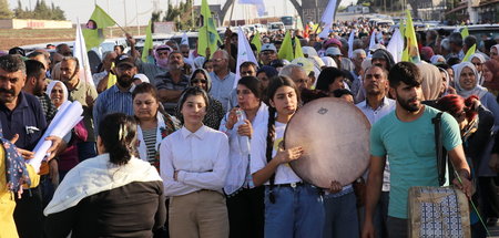 Demonstration am Sonntag in Derik gegen die Angriffe der Türkei ...