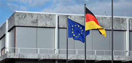Deutschland prescht vor, die EU hat zu folgen: Flaggen am Bundes...