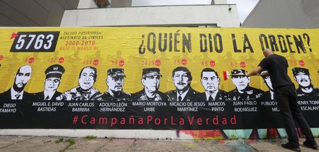 »Wer gab den Befehl?« Wandgemälde in Bogotá, das die Verantwortl... »Wer gab den Befehl?« Wandgemälde in Bogotá, das die Verantwortl...