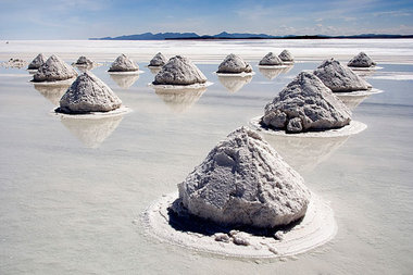 Salar de Uyuni – größter Salzsee der Welt und Deckel auf einer d... Salar de Uyuni – größter Salzsee der Welt und Deckel auf einer d...