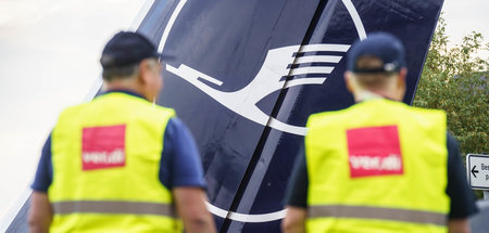 Stillstand auf Rollfeld, Flugplan abgesagt. Verdi-Streikposten ü... Stillstand auf Rollfeld, Flugplan abgesagt. Verdi-Streikposten ü...
