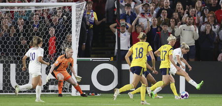 Alessia Russo schießt mit der Hacke das 3:0 für England im Halbf...