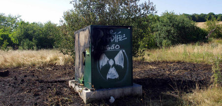 Zeichen des Protests: Mit Graffito übersprühte Bohrstation in Bu...