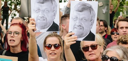 Antifaschistischer Protest mit Bildern des ermordeten Walter Lüb...