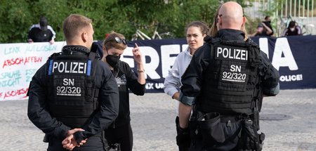 Vor dem von Polizei abgeschirmten Gerichtsgebäude wird Freiheit ...