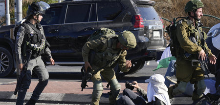 Israelisches Militär geht gegen palästinensische Demonstranten v