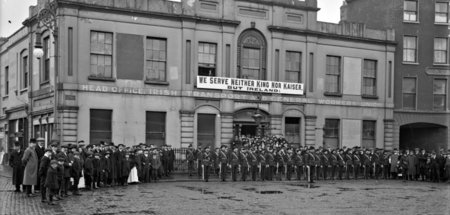 »Wir dienen weder König noch Kaiser, sondern Irland!« – Angehöri...