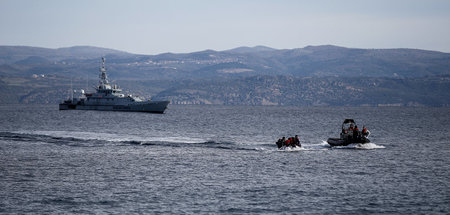 Augen und Ohren zu: Frontex-Mitarbeiter bei der Arbeit. Während ...