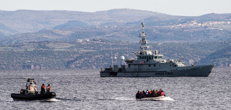 Vor Lesbos: Ein Boot mit 15 Flüchtlingen, im Hintergrund ein Fro...
