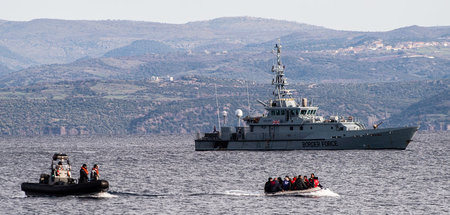 Vor Lesbos: Ein Boot mit 15 Flüchtlingen, im Hintergrund ein Fro...