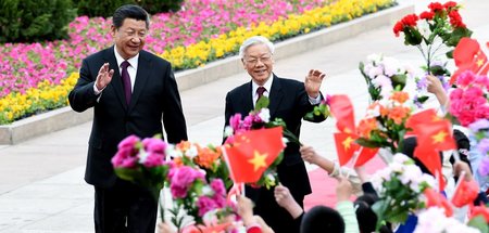 Die beiden KP-Vorsitzenden Chinas und Vietnams: Xi Jinping (l.) ...