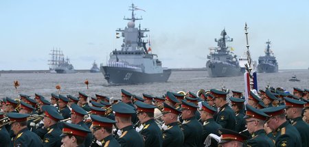 Ein Militärorchester begleitet am Sonntag in St. Petersburg die ...