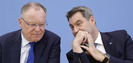 Bayerns Ministerpräsident Markus Söder (r., CDU) stößt bei seine...