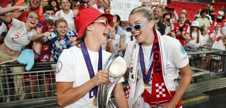 Sehr lustig: Die englischen Spielerinnen Ella Toone (l.) und Ale...