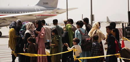 Hamid Karzai International Airport: Zivilisten warten auf die Ev...