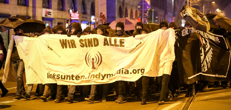 Zusammenstehen gegen Angriffe auf linke Medien: Demonstration in...