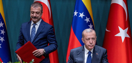 Notenbank-Gouverneur Sahap Kavcioglu (l.) und Präsident Recep Ta