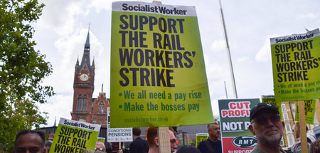 Gewerkschaften und Hunderte Arbeiter beim Bahnstreik in London (...