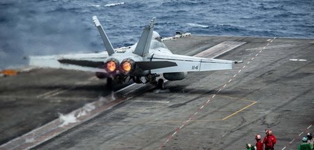 Zeichen der US-Aggression gegen China: Kampfjet auf dem Flugzeug...