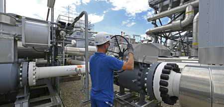 Im Handumdrehen: Arbeiter sorgt für Befüllung des Speichers (Str...