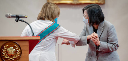 Nancy Pelosi (l.) am Dienstag mit Tsai Ing-wen in Taipeh