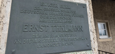 Gedenktafel für Ernst Thälmann am Ort seiner Ermordung in der KZ...