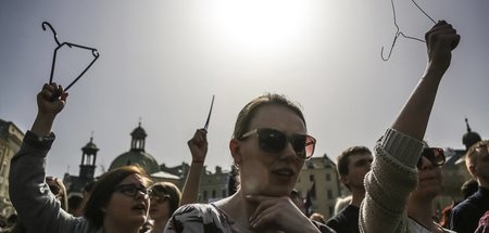Mit Kleiderbügeln: Der Protest gegen Abtreibungsverbote hat auch...