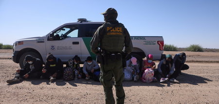 Festgehalten vom US-Grenzschutz: Eine Gruppe von Migranten aus M...